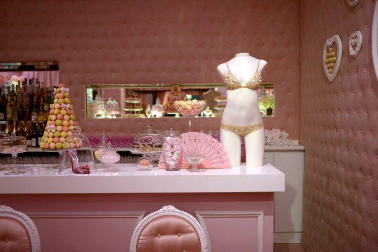 Inauguration de la pâtisserie-boudoir de Zahia Dehar