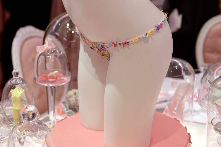 Inauguration de la pâtisserie-boudoir de Zahia Dehar