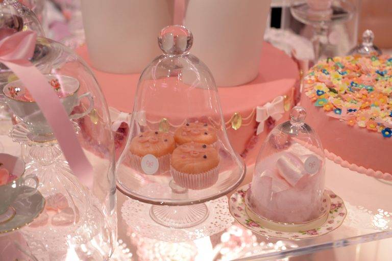 Inauguration de la pâtisserie-boudoir de Zahia Dehar