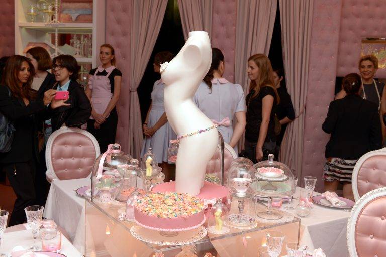 Inauguration de la pâtisserie-boudoir de Zahia Dehar