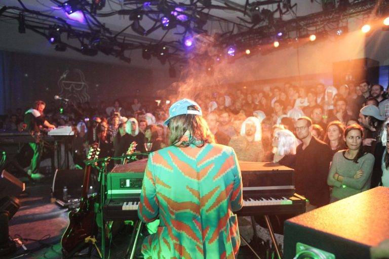 Unbottle Yourself avec Sébastien Tellier, Inès Mélia et The Magician