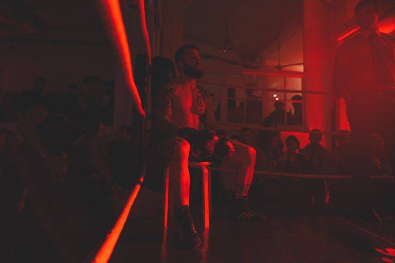 Le tournoi de boxe clandestin de l’agence 84.Paris