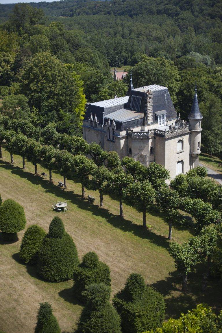 Lee Ufan s’invite au Donjon de Vez w/ Artcurial