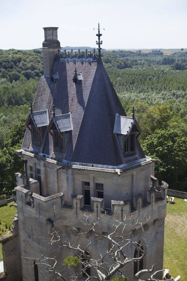 Lee Ufan s’invite au Donjon de Vez w/ Artcurial