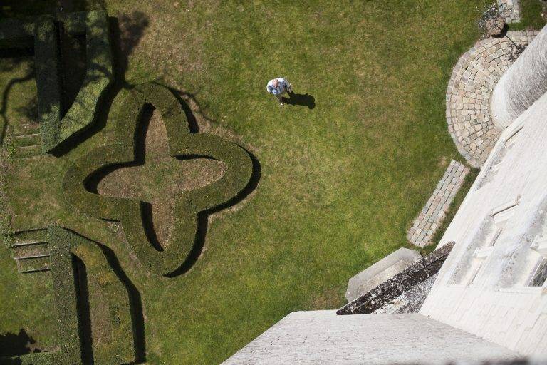 Lee Ufan s’invite au Donjon de Vez w/ Artcurial