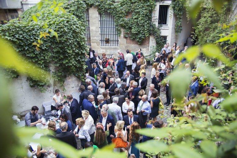 Remise des insignes de Chevalier de la Légion d’honneur à Catherine Grenier