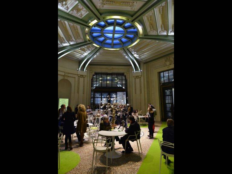 FIAC 21015 – Floraison enchantée de la maison Perrier-Jouët