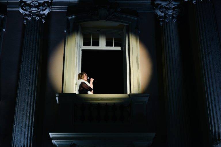 Prada inaugure l’exposition ‘Marlene Dietrich x Francesco Vezzoli in Villa Marlene’