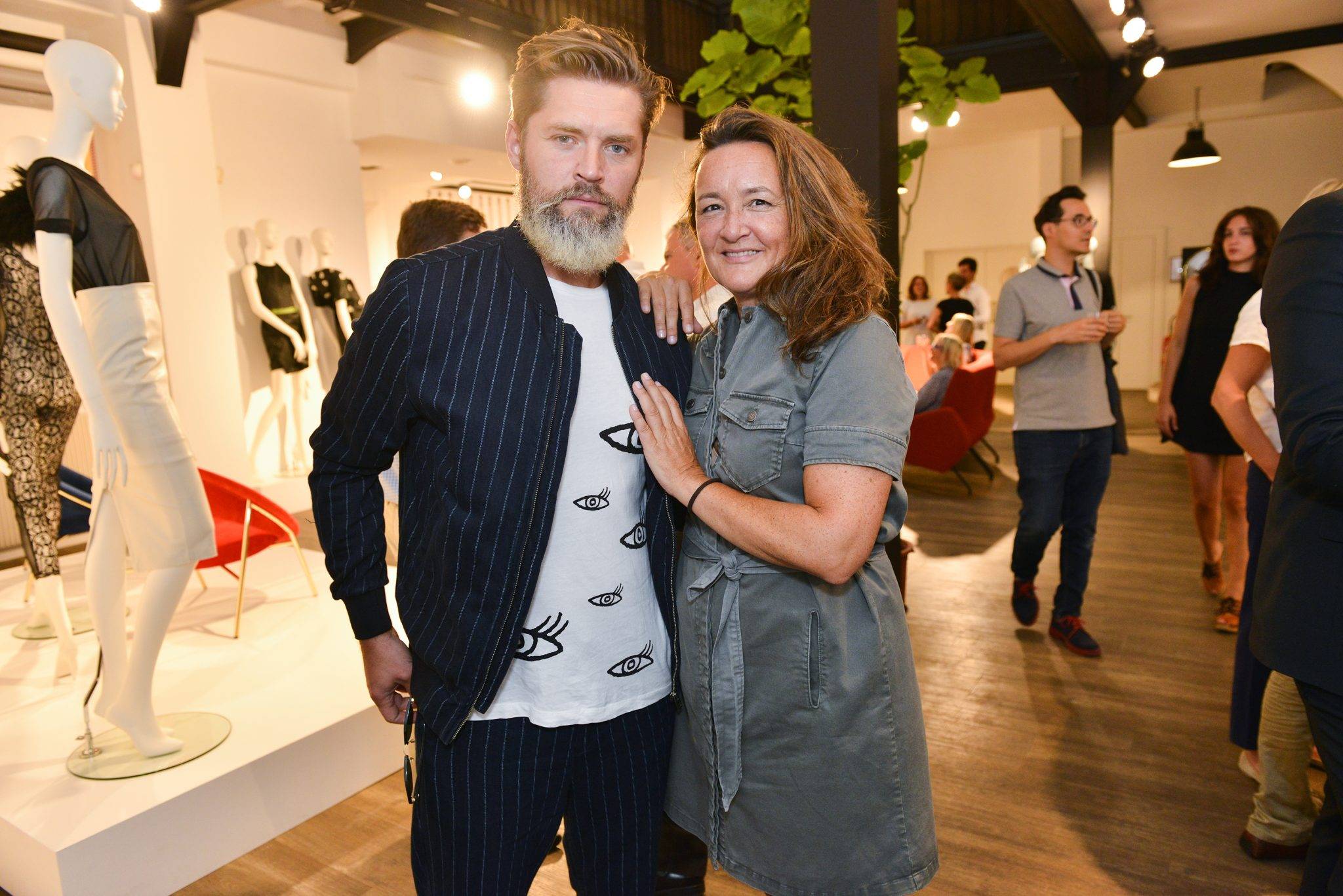  - Cofrad Mannequins présente BUROV