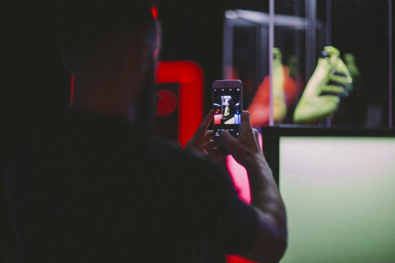 Adidas illumine le Palais Brongniart avec Stadium of lights