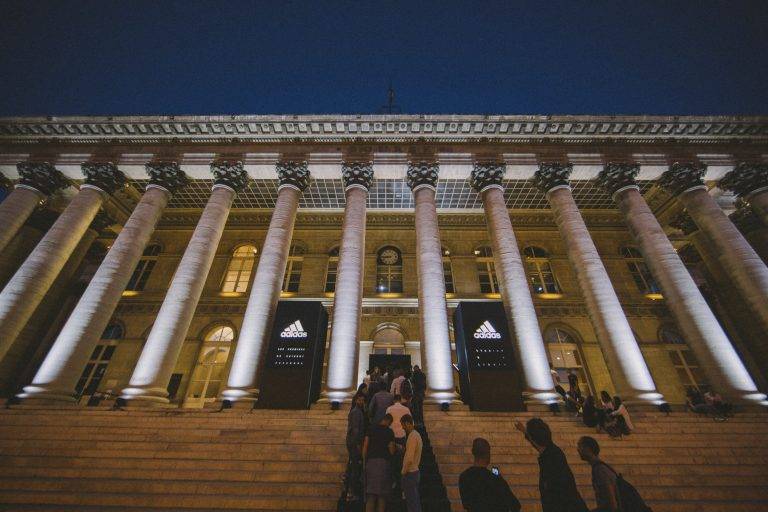 Adidas illumine le Palais Brongniart avec Stadium of lights