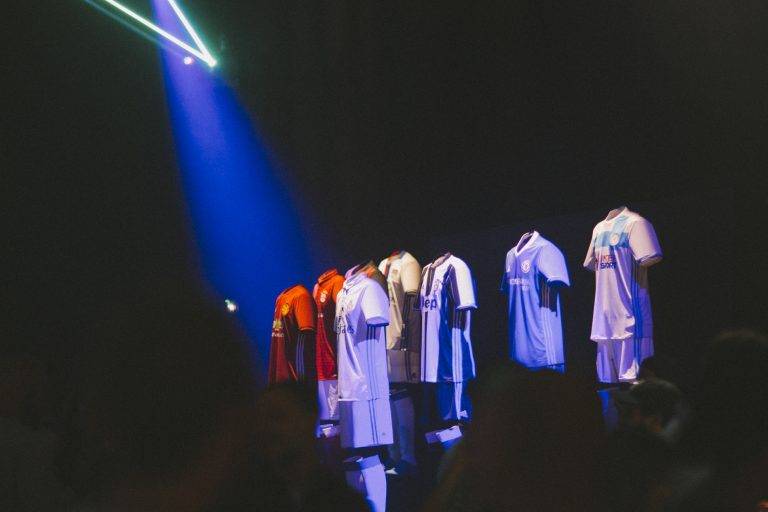 Adidas illumine le Palais Brongniart avec Stadium of lights