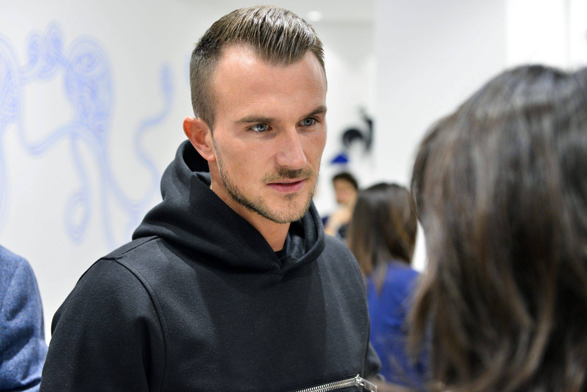  - le coq sportif joue et marque boulevard Saint Germain