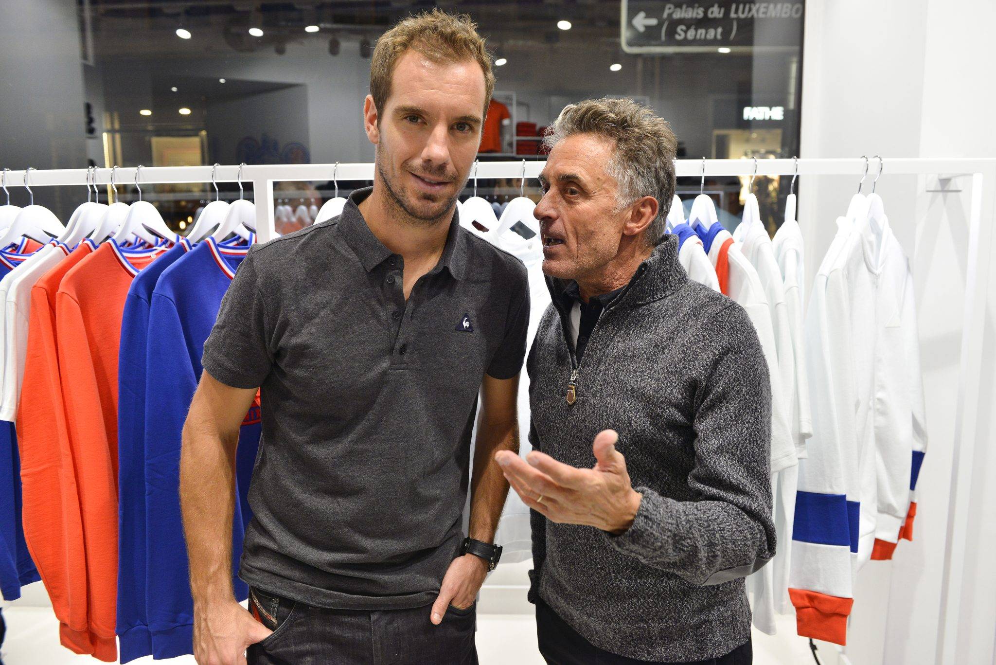  - le coq sportif joue et marque boulevard Saint Germain