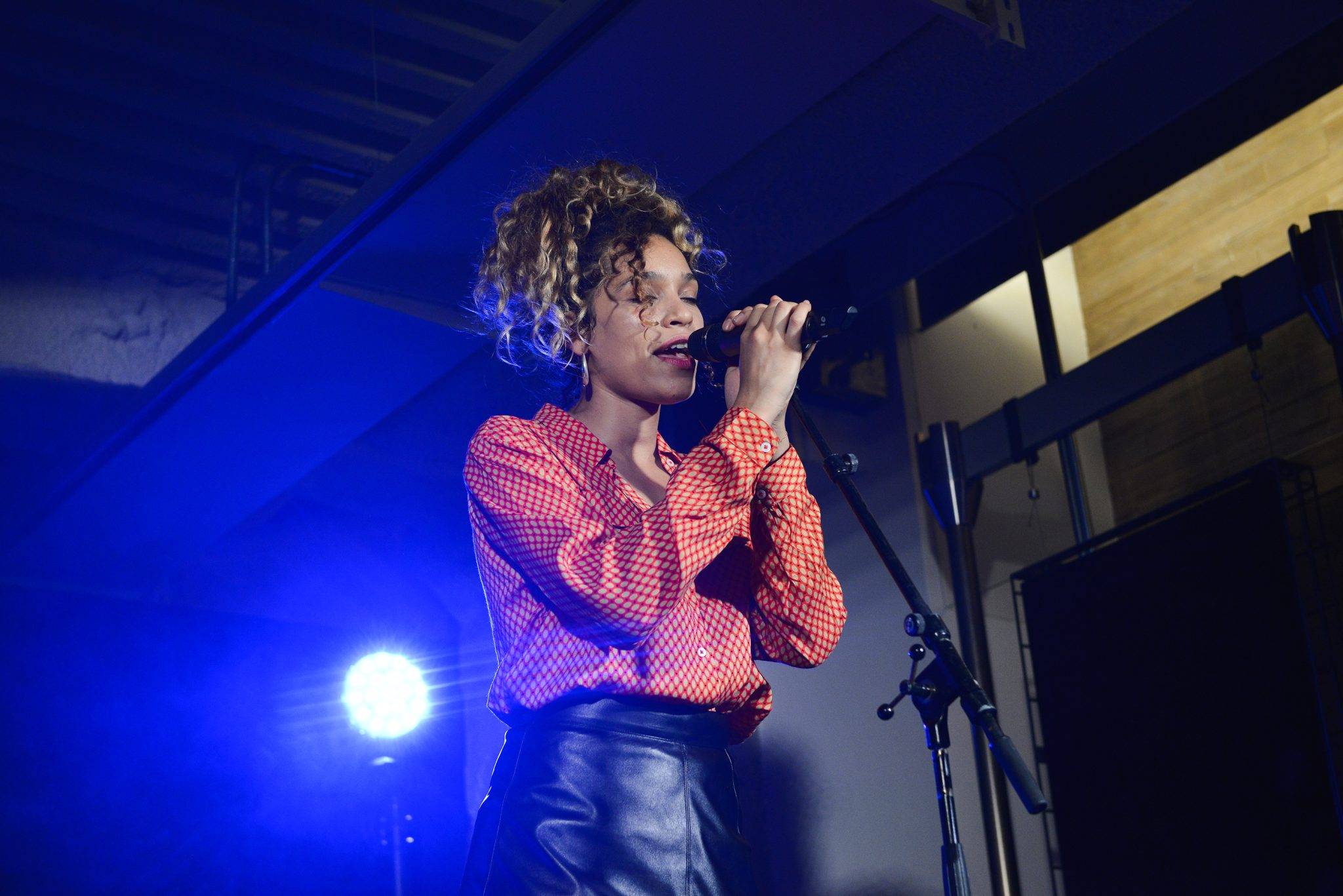  - Izzy Bizu chante pour Marie Claire & Benetton