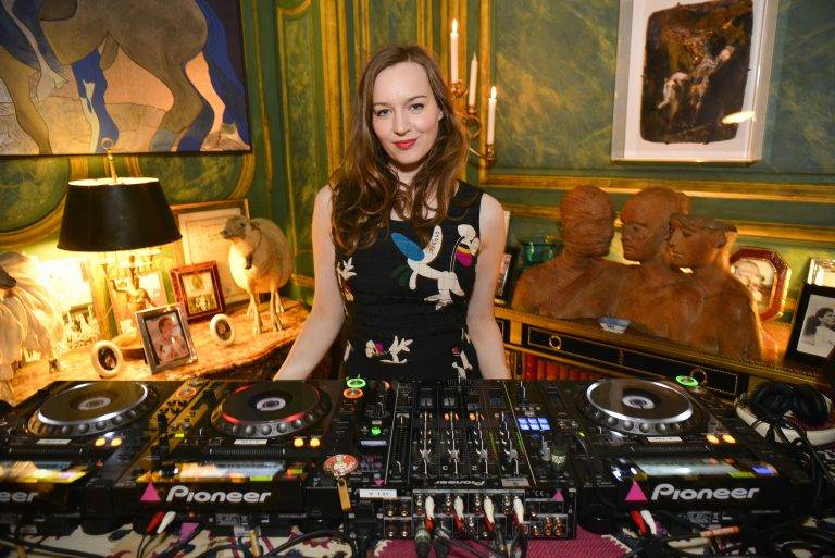  - Isabelle d’Ornano ouvre les portes de son appartement à Quentin Jones