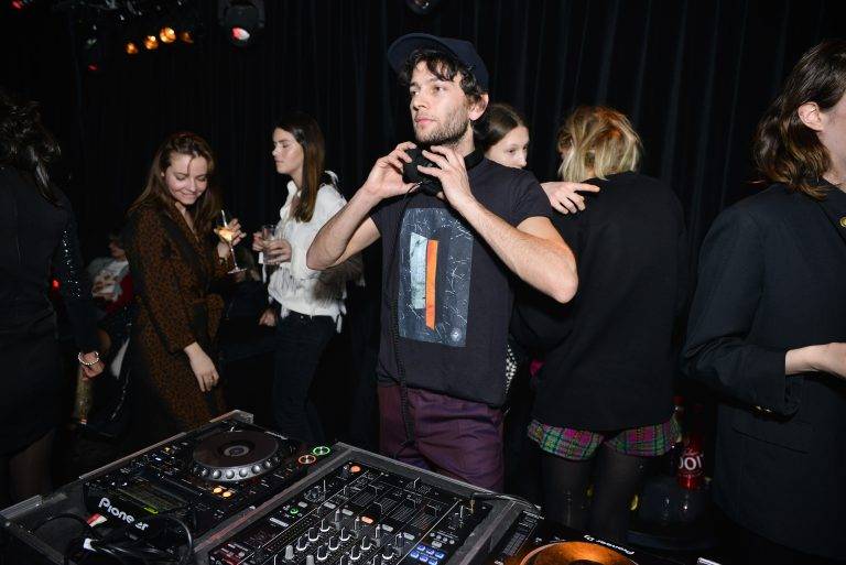  - Grace Hartzel et Hayett McCarthy passent des podiums aux platines pour la soirée Linda Farrow