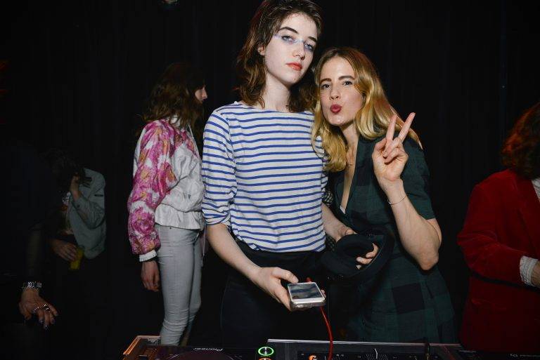  - Grace Hartzel et Hayett McCarthy passent des podiums aux platines pour la soirée Linda Farrow