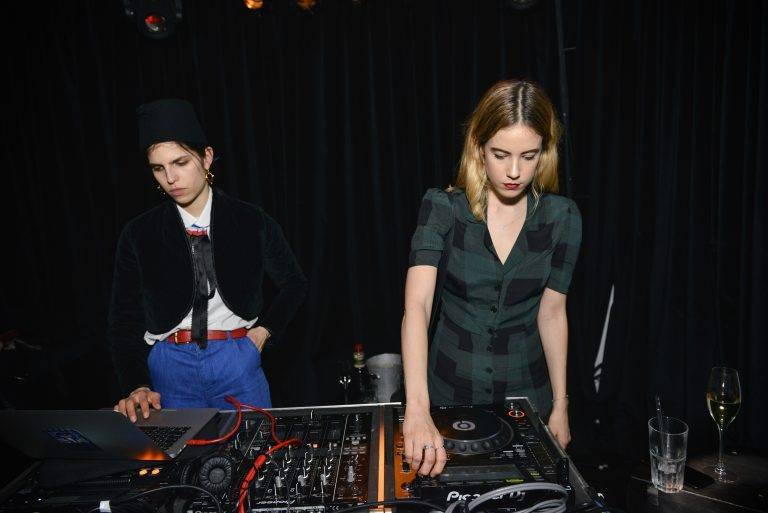  - Grace Hartzel et Hayett McCarthy passent des podiums aux platines pour la soirée Linda Farrow