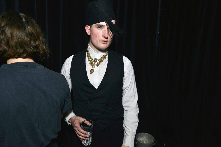  - Grace Hartzel et Hayett McCarthy passent des podiums aux platines pour la soirée Linda Farrow