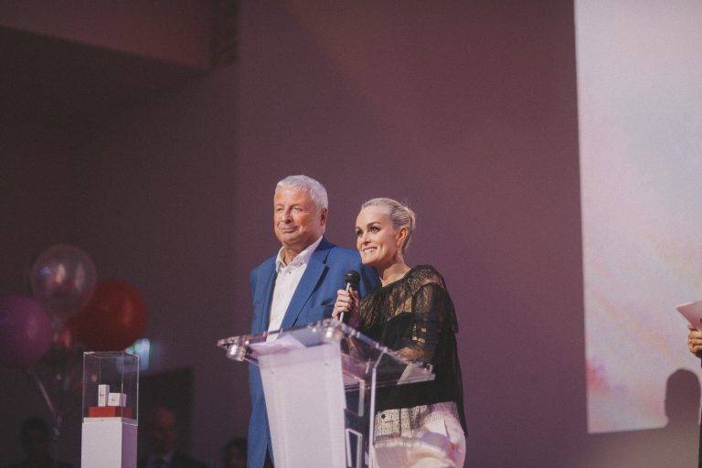  - Pour ses vingt ans, le Prix Clarins fait briller La Bonne Étoile de Laeticia Hallyday