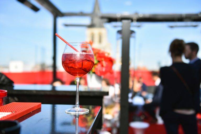 Le rouge de Campari transforme la terrasse du Montana