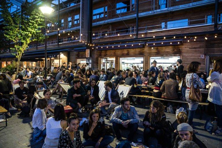 À la table de l’association Va Faire Cuire Un Oeuf