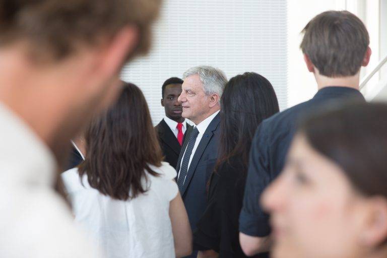  - Rihanna remet le LVMH Prize à Marine Serre