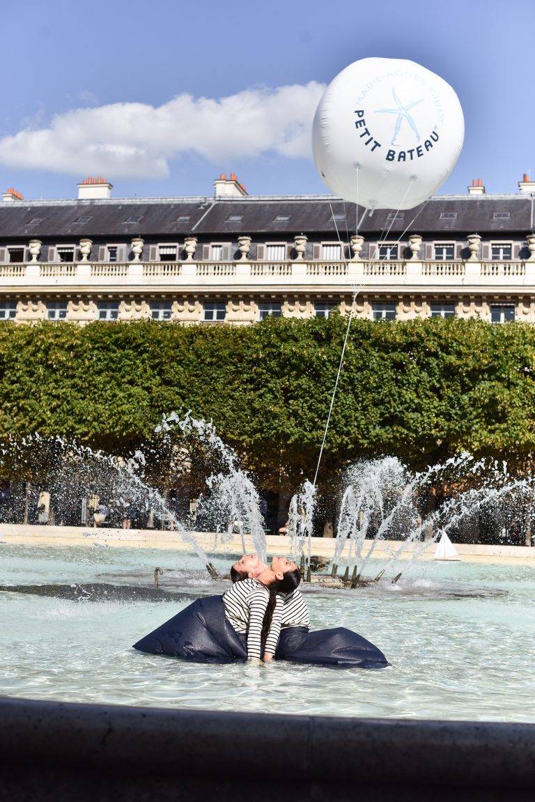 Marie-Agnès Gillot danse dans la fontaine du Jardin du Palais-Royal pour Petit Bateau