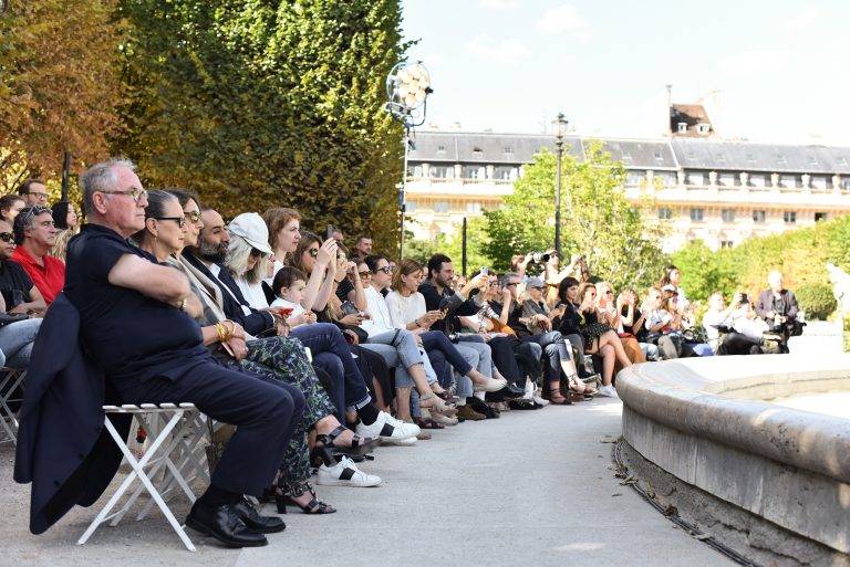 Marie-Agnès Gillot danse dans la fontaine du Jardin du Palais-Royal pour Petit Bateau