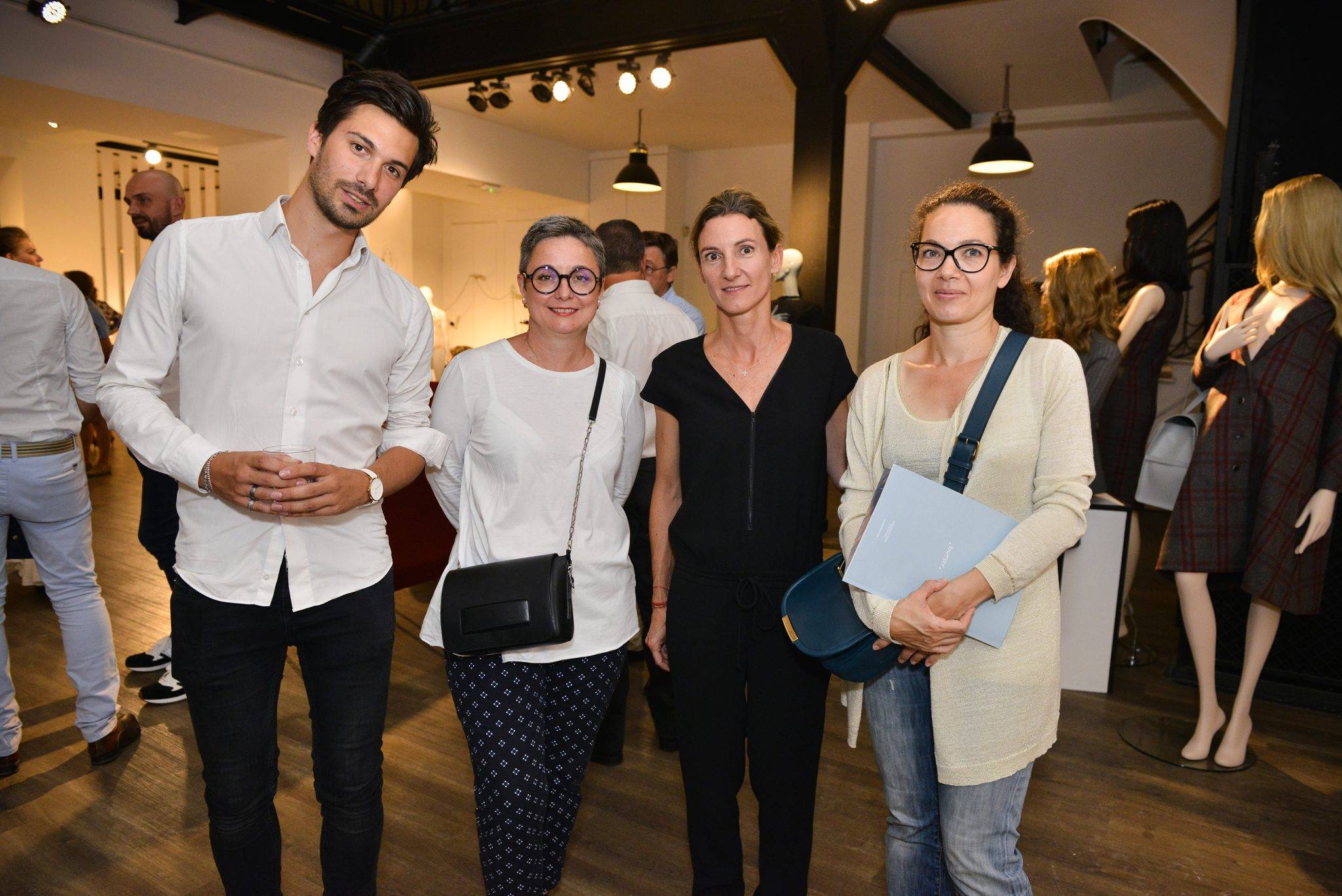  - Cofrad Mannequins présente BUROV