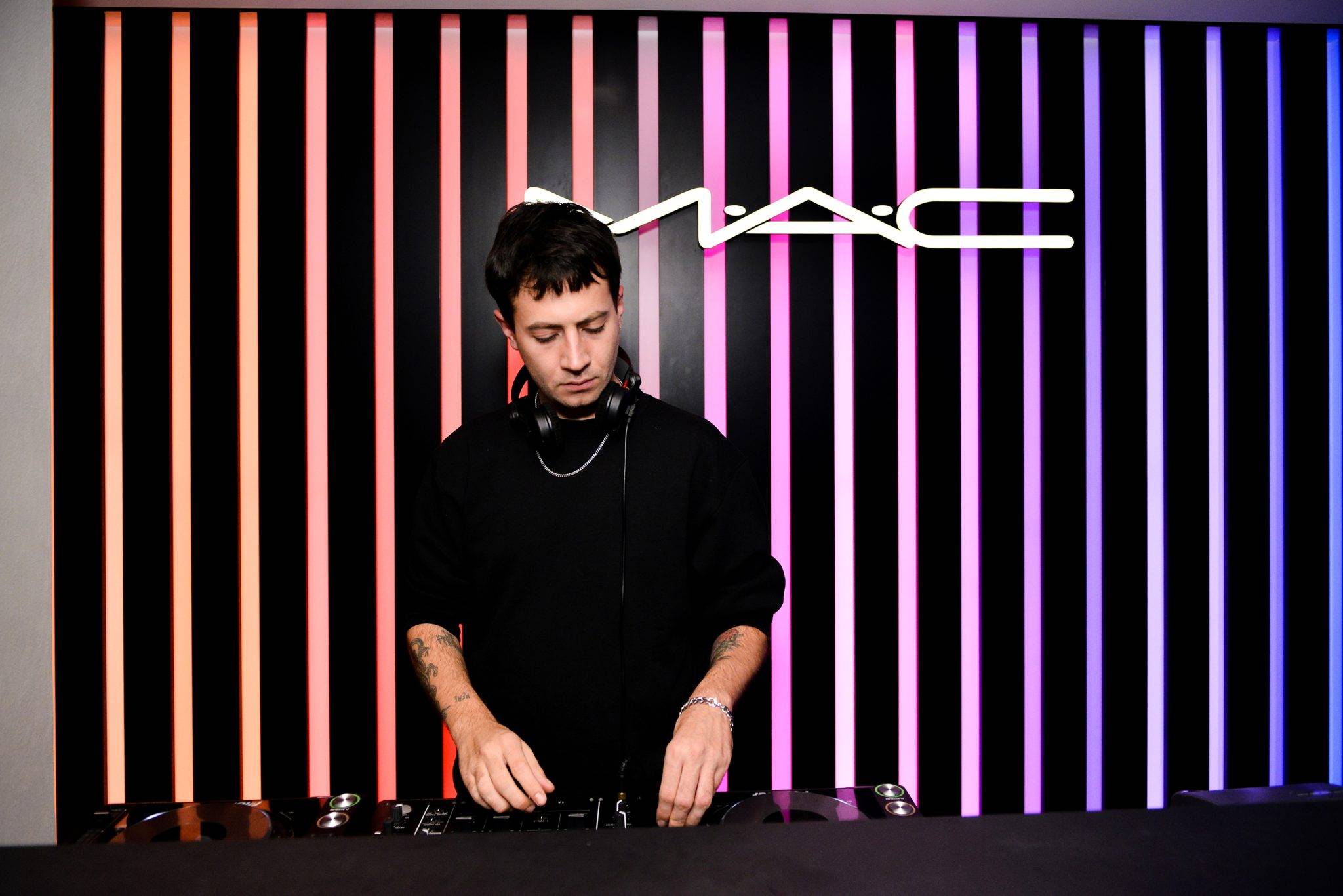  - Charliewood x MAC: La rue des Saints-Pères aux couleurs de Charlie Le Mindu