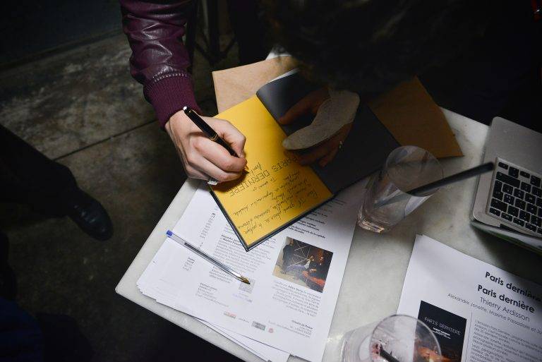 Carnet de bord d’une vie de noctambule: signature du livre Paris Dernière
