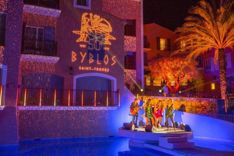 Le palace Byblos sort le grand jeu pour ses noces d’Or avec les Caves du Roy