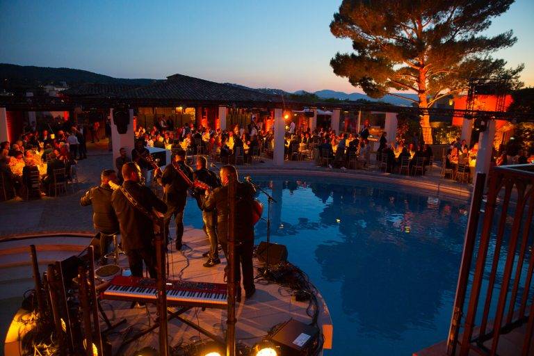 Le palace Byblos sort le grand jeu pour ses noces d’Or avec les Caves du Roy