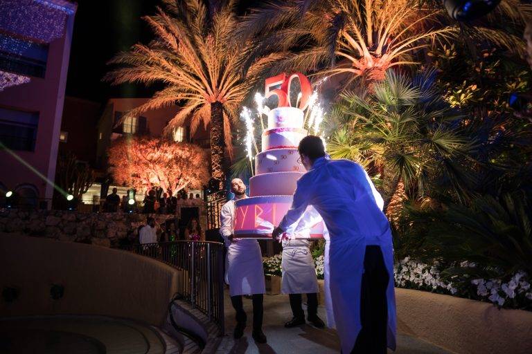 Le palace Byblos sort le grand jeu pour ses noces d’Or avec les Caves du Roy