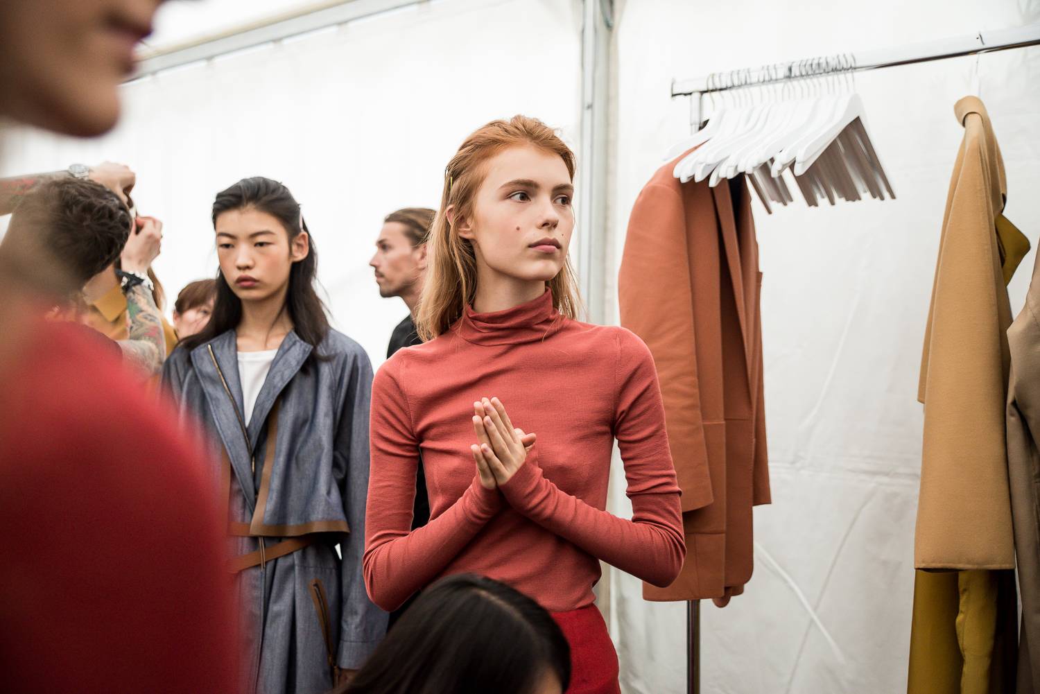  - Edie Campbell et Amber Valletta défilent pour Agnona