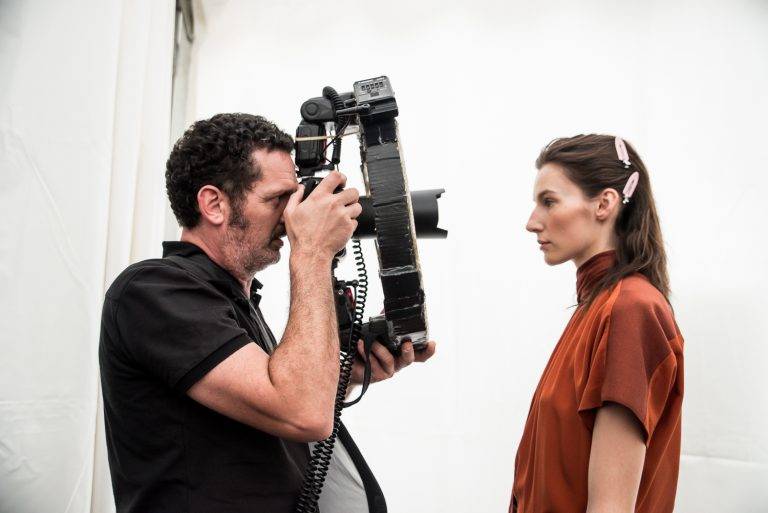 Edie Campbell et Amber Valletta défilent pour Agnona