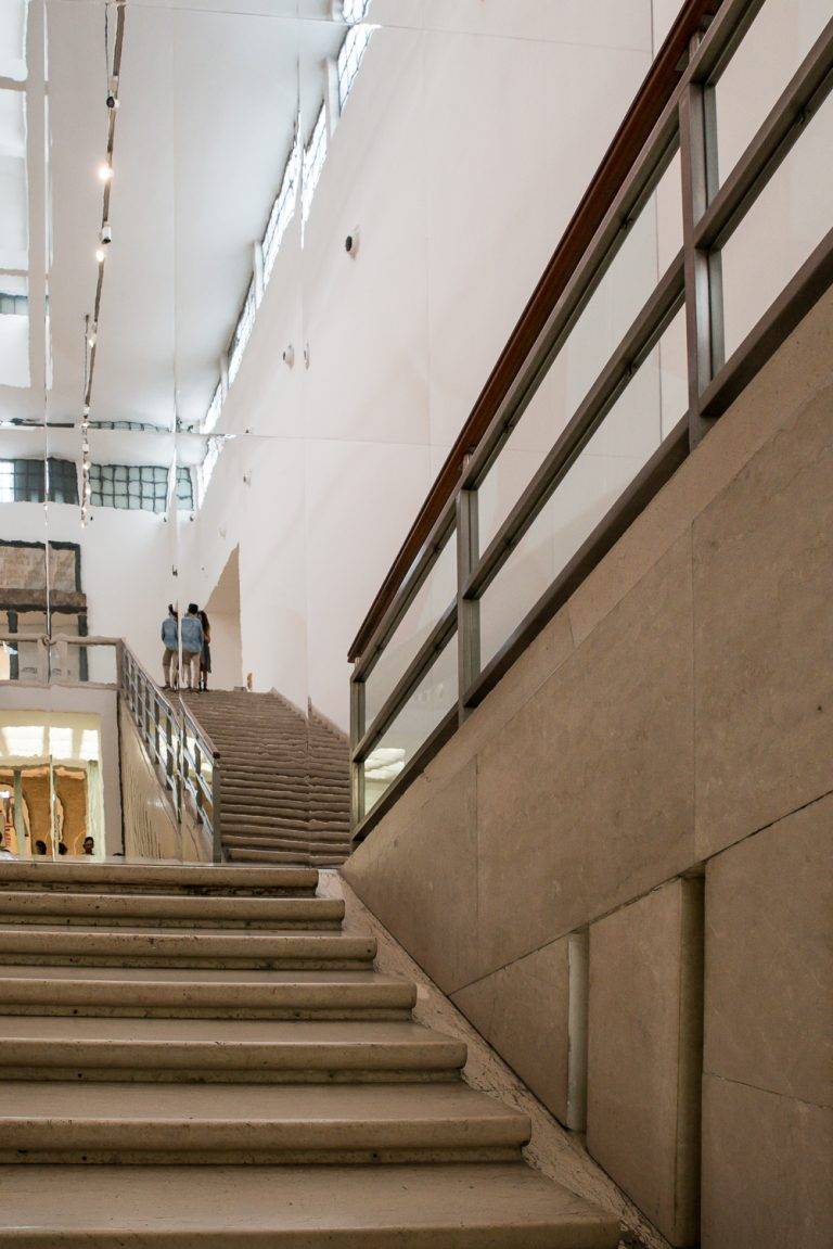 Edie Campbell et Amber Valletta défilent pour Agnona