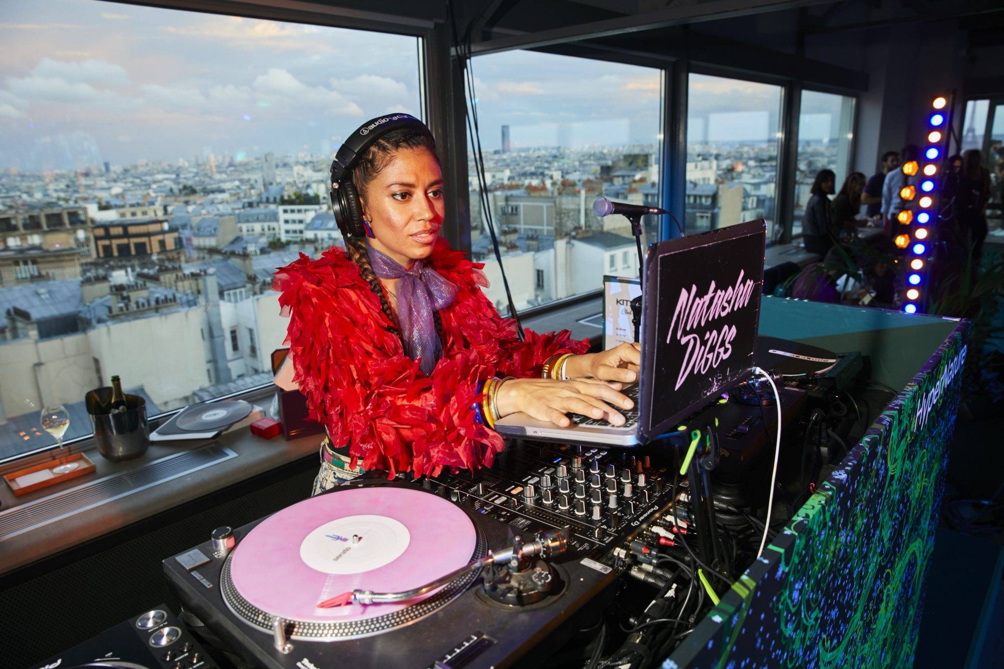  - Perrier-Jouët et Maison Kitsuné fêtent l’été sur les toits de Paris