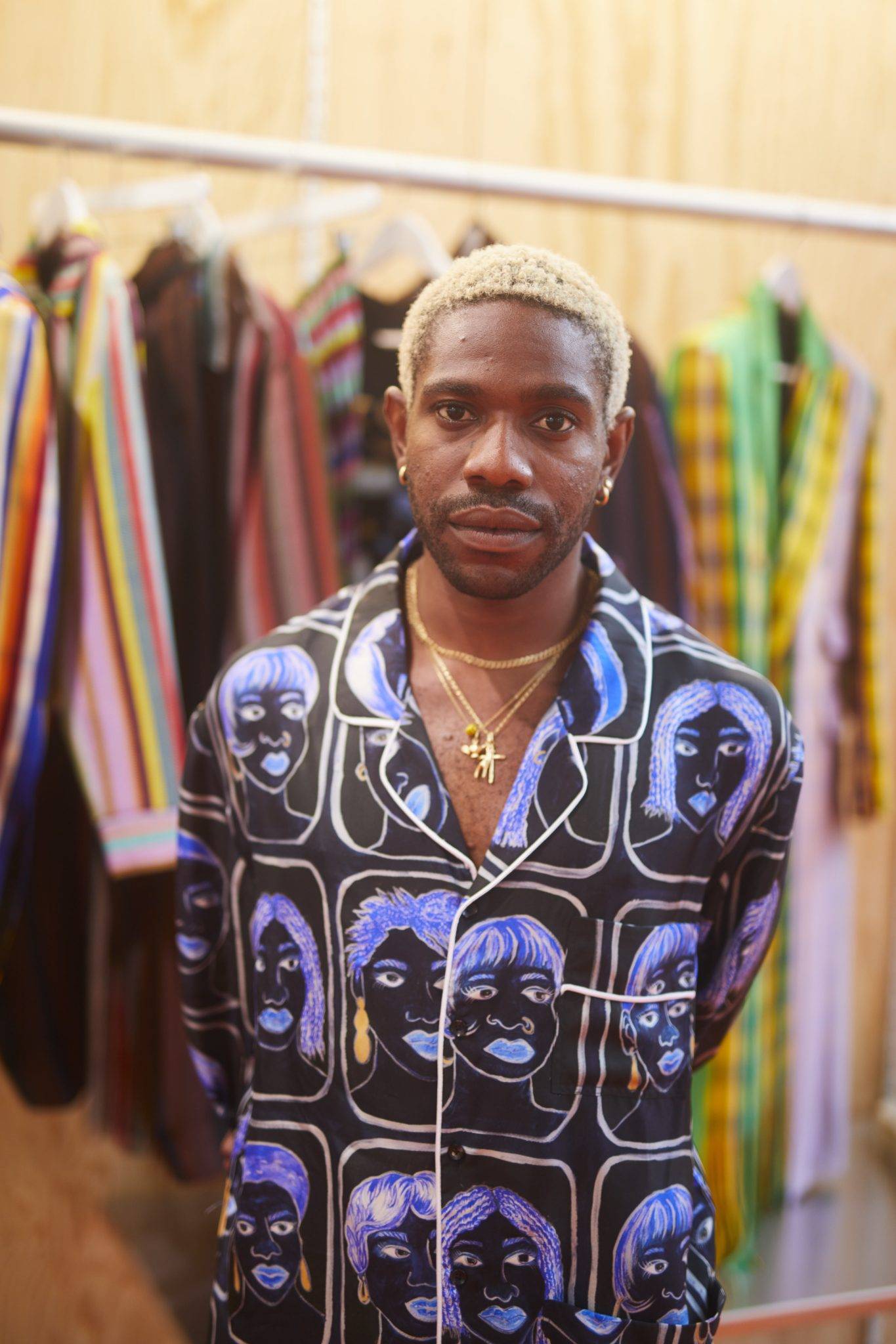  - Alicia Vikander remet le Prix LVMH à Thebe Magugu