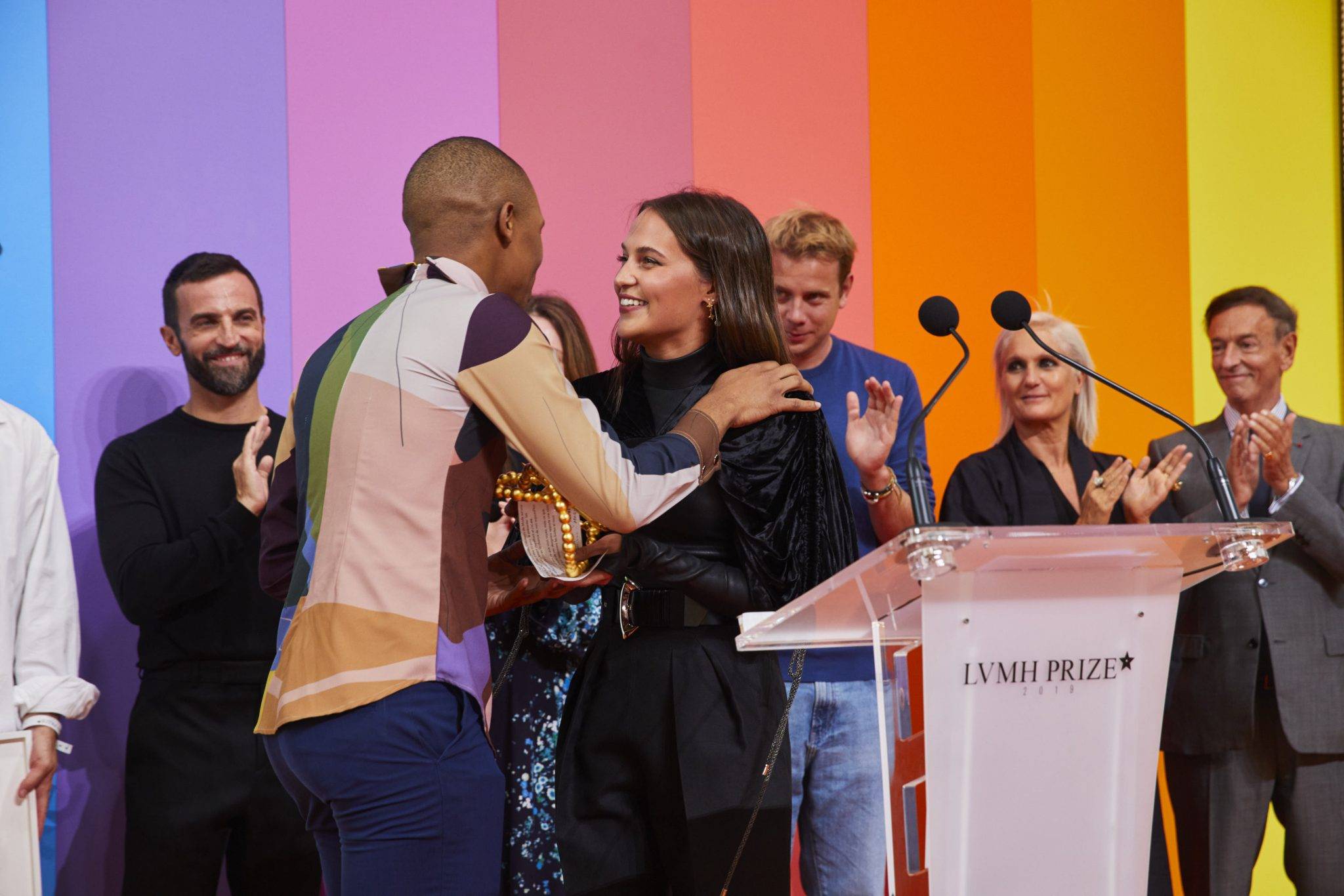  - Alicia Vikander remet le Prix LVMH à Thebe Magugu
