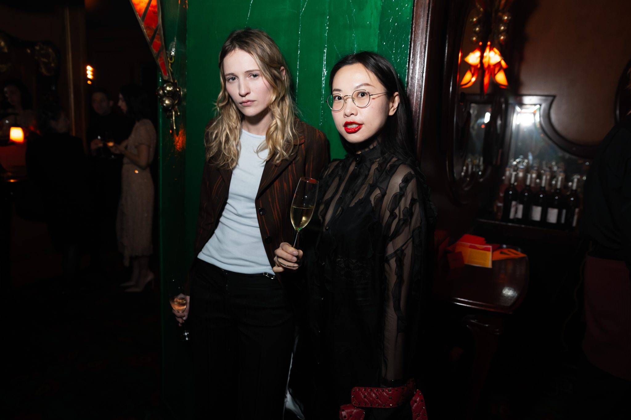  - Une nuit chez Maxim’s avec Kaia Gerber et Alexa Chung pour “Prada Mode”