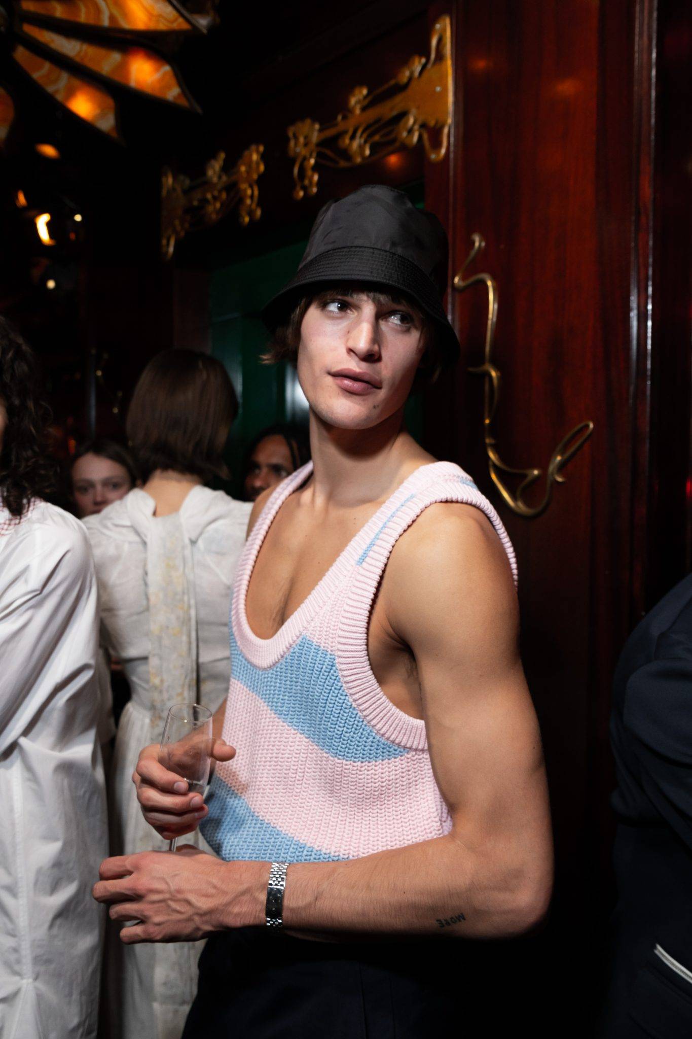  - Une nuit chez Maxim’s avec Kaia Gerber et Alexa Chung pour “Prada Mode”