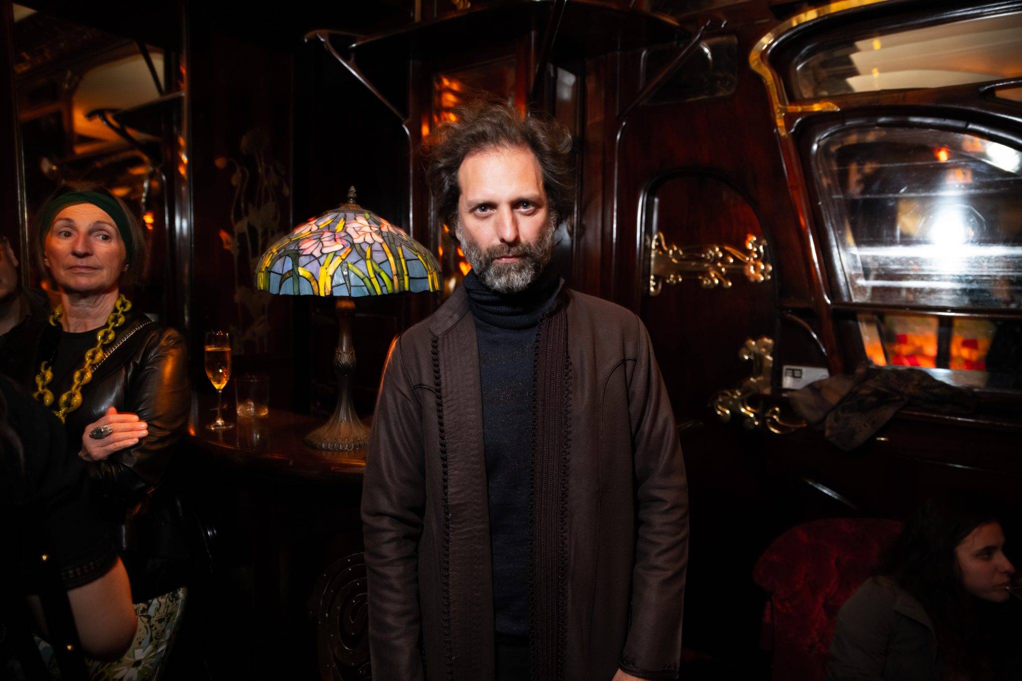  - Une nuit chez Maxim’s avec Kaia Gerber et Alexa Chung pour “Prada Mode”