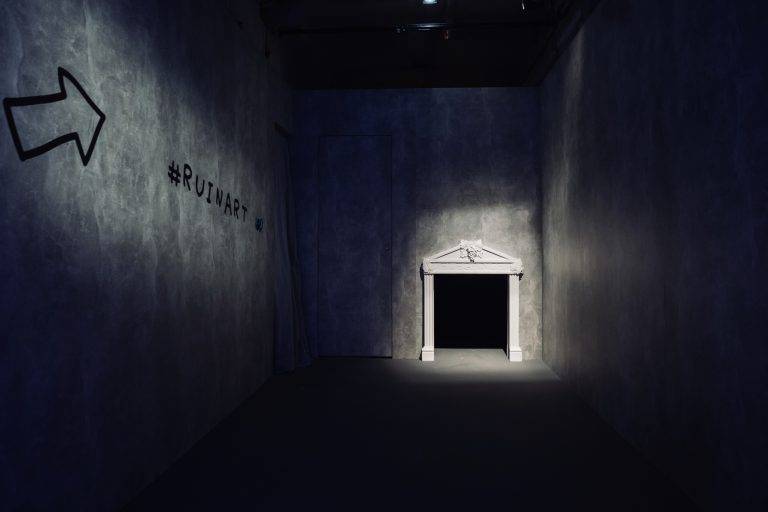David Shrigley dévoile sa carte blanche pour Ruinart à l’Opéra Bastille