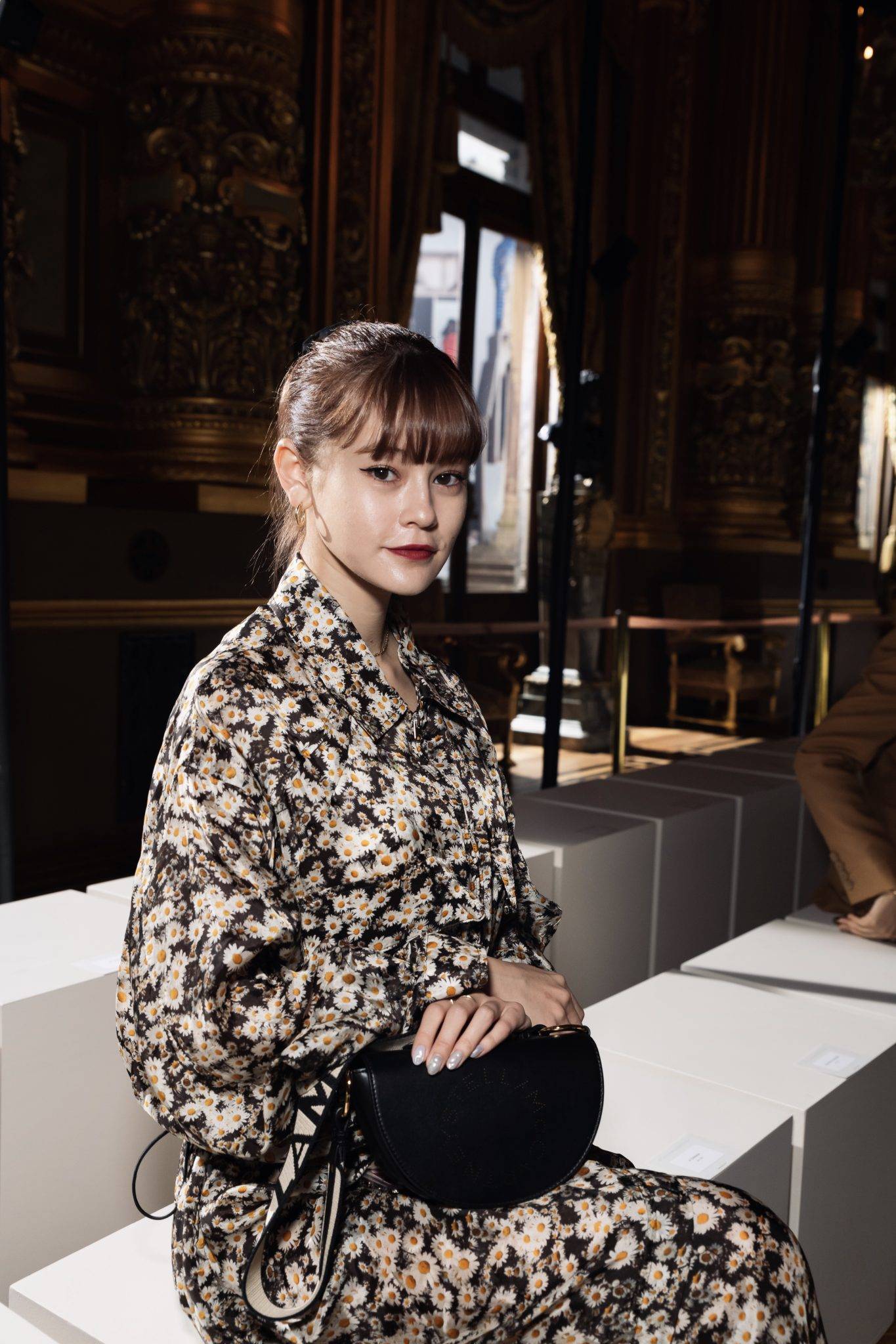  - Sheila Hicks et Constance Jablonski au premier rang chez Stella McCartney