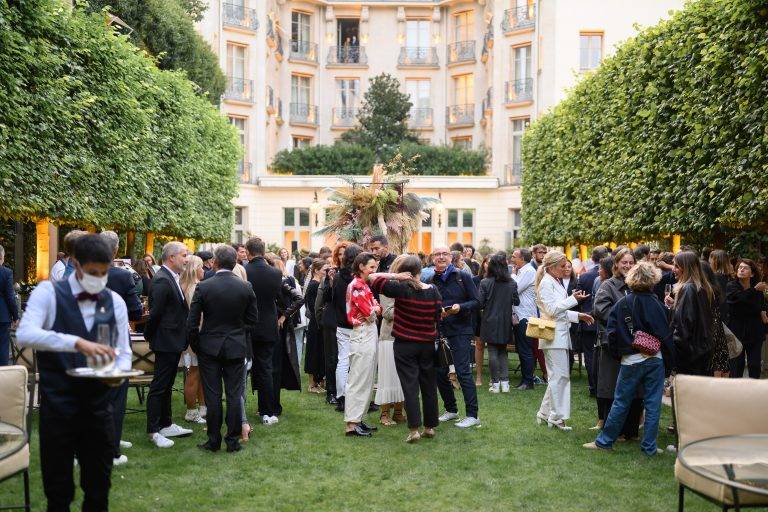 Le magazine ELLE fête la rentrée avec Eva Herzigova et Papooz