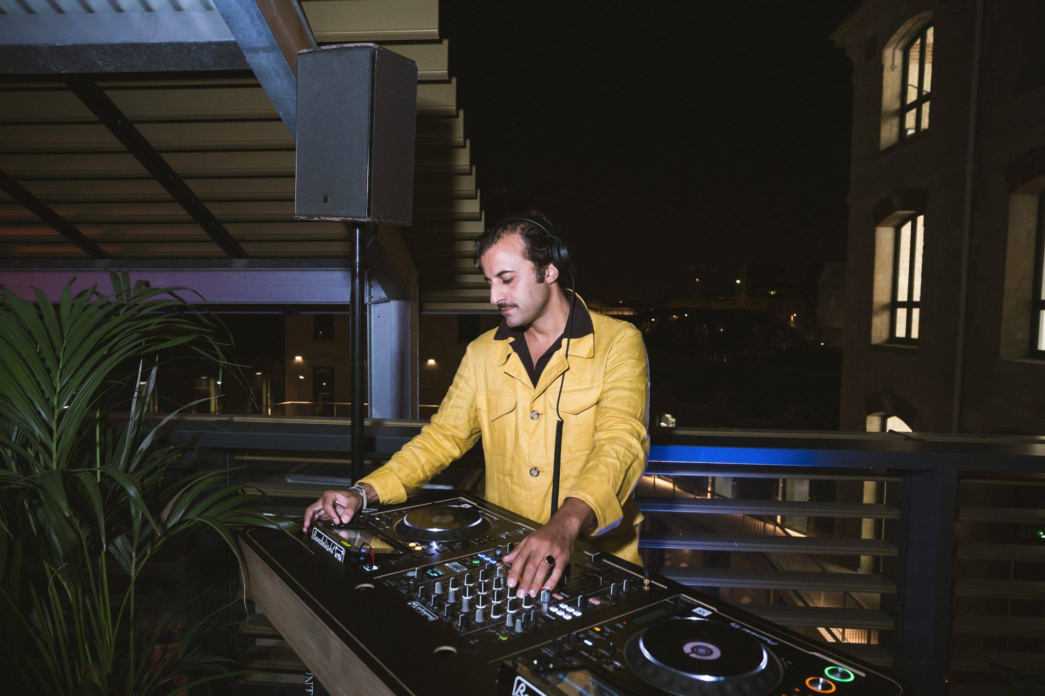  - Claire Laffut peint Paris en bleu pour le lancement de son premier album