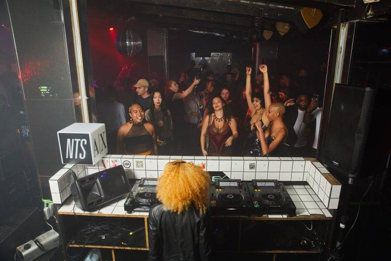 A | X Armani Exchange fête ses 30 ans avec NTS